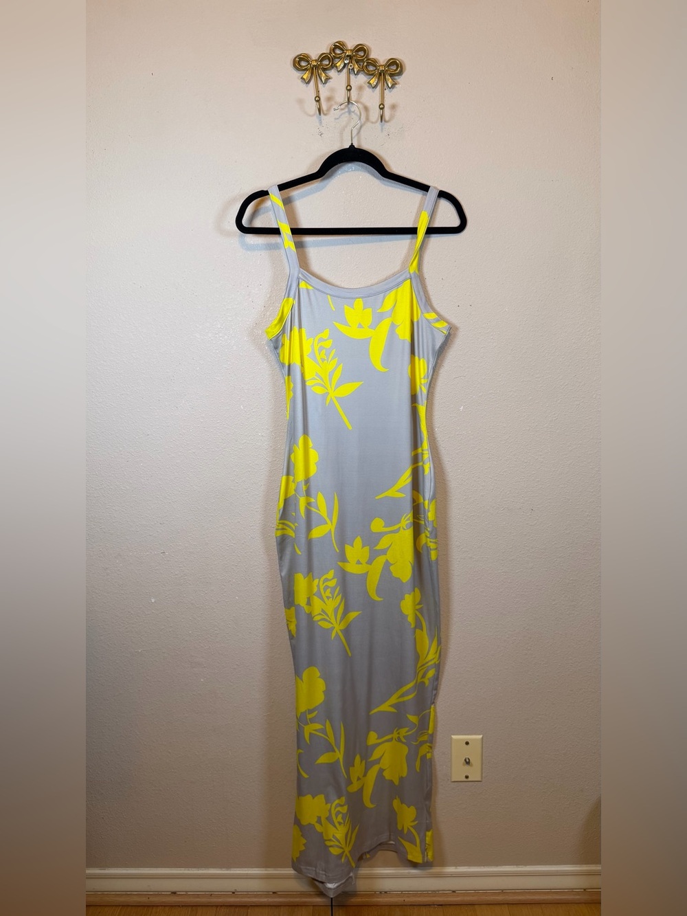 Gray Maxi Bodycon Slip Dress w/Yellow Floral Print - Slit on the back. Size L